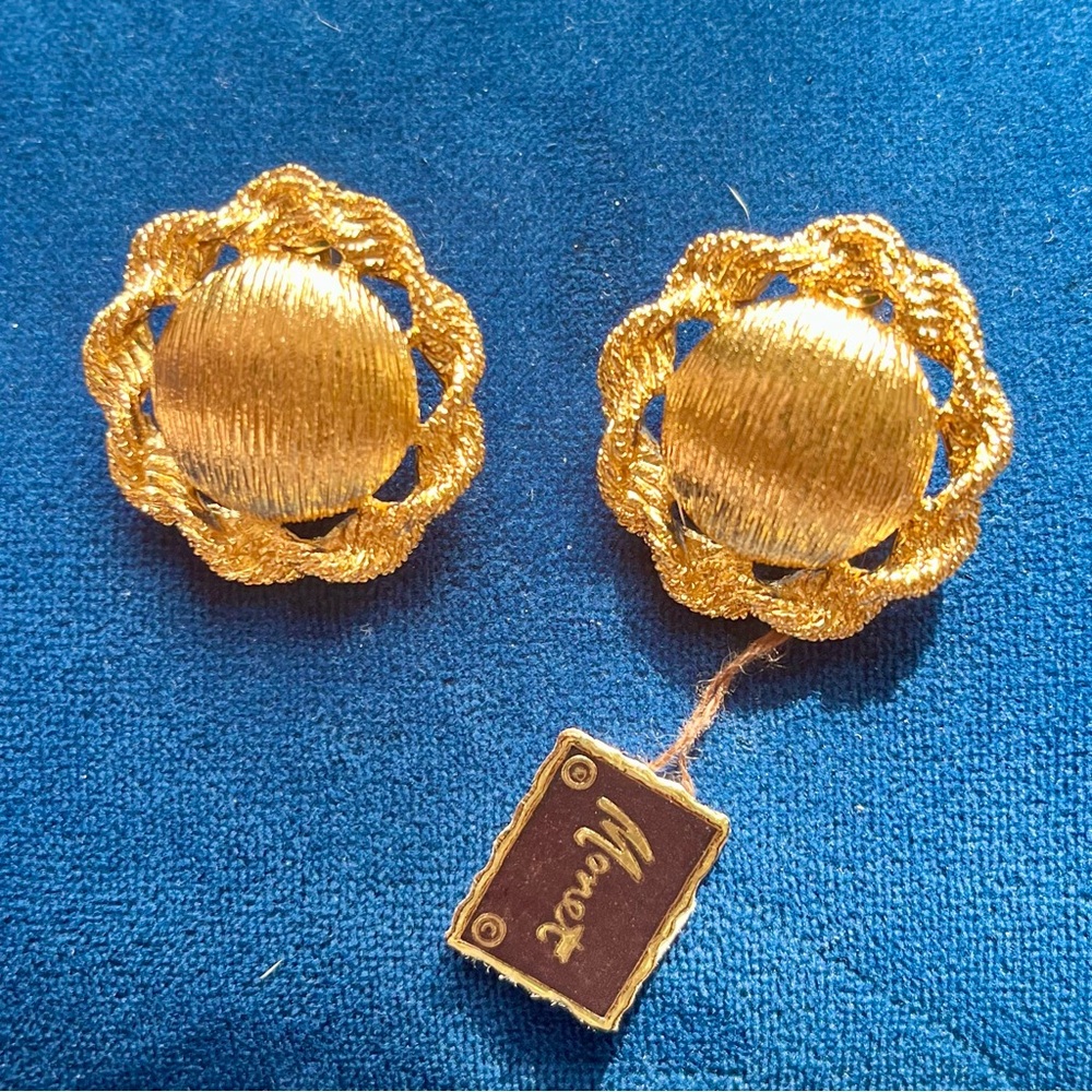 NWT vintage Monet bright gold clip on earrings, textured